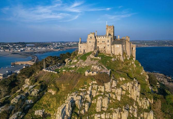 st michaels mount dari drone, marazion, penzance, cornwall, inggris, united kingdom