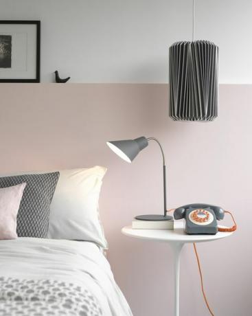 kamar tidur pink dan abu-abu