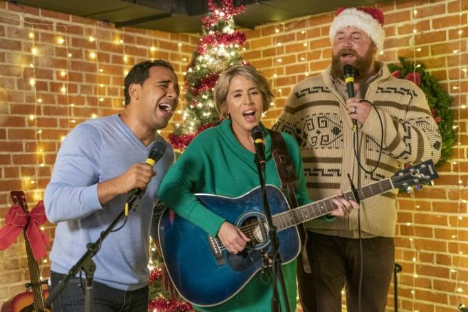 henry, sarah dan david bernyanyi di bar karaoke lokal di laurel, mississippi, seperti yang terlihat di open house natal, spesial