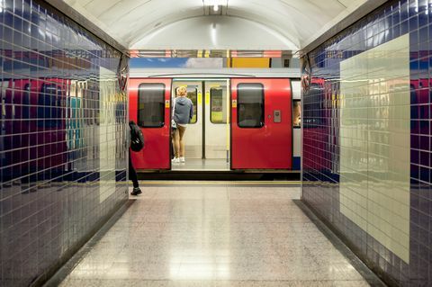 kereta tabung berdiri di stasiun dengan pintu terbuka, London, Inggris