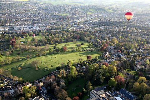 Naik balon di atas kota Bath