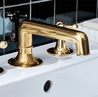 Dash Tiga Lubang Gooseneck Faucet Dapur dengan Pegangan dan Semprotan Tuas Logam