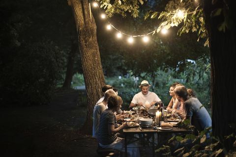 Pencahayaan taman di atas meja makan outdoor - teman