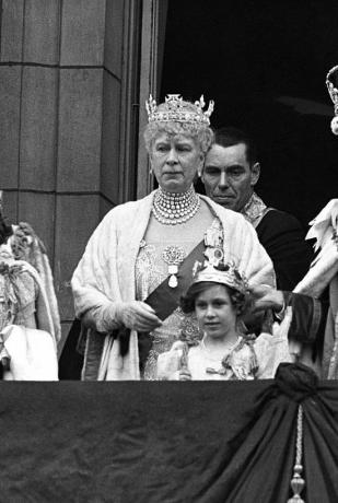 keluarga kerajaan inggris menyapa rakyatnya dari balkon istana buckingham pada hari penobatan george vis dari kiri ke kanan ratu elizabeth, putri elizabeth, ratu mary, putri margaret, dan raja george vi 12 Mei 1937 foto oleh © hulton deutsch collectioncorbiscorbis via getty gambar-gambar