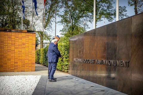 raja willem alexander dari belanda membuka monumen holocaust nasional di amsterdam