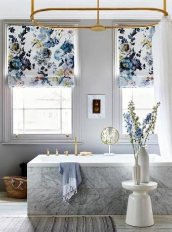 Inspirasi jendela kamar mandi berbunga untuk musim panas