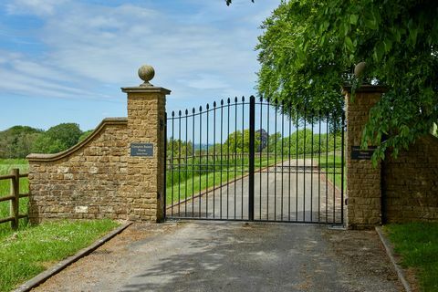 rumah pedesaan robbie williams, rumah compton bassett, dijual di wiltshire