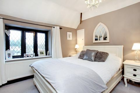 Tower Cottage - Surrey - kamar tidur - Fine & Country