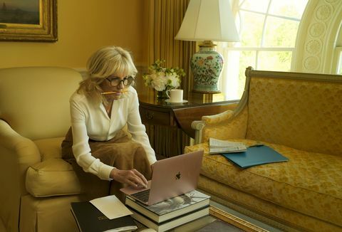 dr jill biden dalam majalah mode edisi Agustus 2021, difoto oleh annie leibovitz di gedung putih