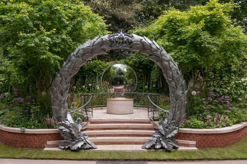 Taman Centenary CWGC. Dirancang oleh: David Domoney. Disponsori oleh: Komisi Makam Perang Persemakmuran. RHS Chelsea Flower Show 2017