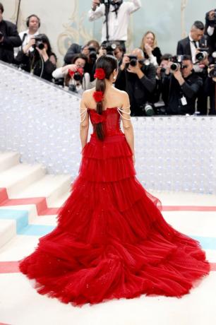 new york, new york 01 mei salma hayek menghadiri 2023 met gala merayakan 