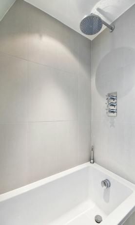 Bathtub modern dengan shower