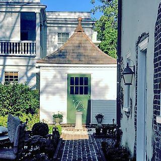 rumah belakang hillbrook di charleston