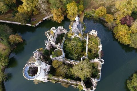 Pemandangan udara dari kastil La Mothe-Chandeniers yang hancur, di Les Trois-Moutiers, Prancis bagian barat tengah