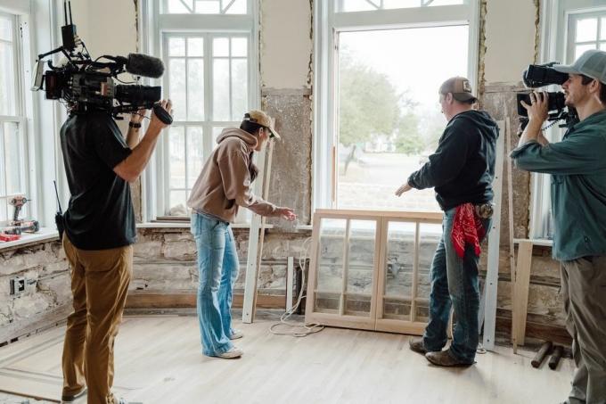 chip gaines joanna gaines fixer atas waco texas