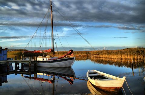 Denmark: kapal di pelabuhan kecil di Bjerregård di pantai barat Jutland