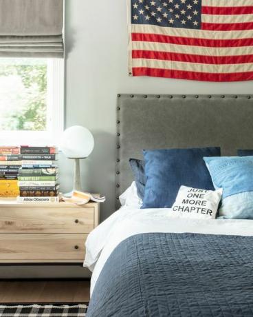 kamar tidur remaja dengan bendera amerika