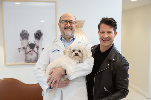 nate berkus menyesuaikan bingkai di rumah sakit hewan lincoln square