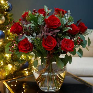 Red Velvet Rose Bouquet (Pengiriman mulai 1 Desember 2021)