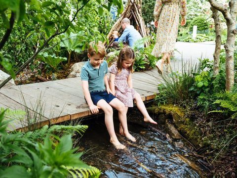 George, Louis, Charlotte Membantu Desain Kate Middelton Chelsea Flower Show Garden