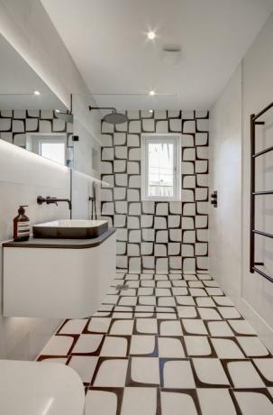 kamar basah desainer, panel kamar basah eauzone dalam warna hitam matt, dipesan lebih dahulu dengan bingkai minimal dan braket dinding