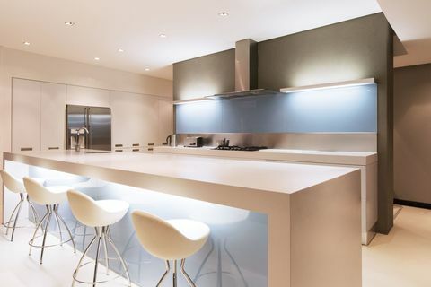 Dapur putih modern dengan pencahayaan putih
