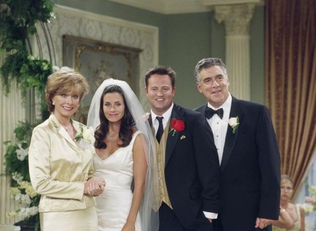 berteman dengan pernikahan monica dan chandlers episode 24 ditayangkan 5172001 menggambarkan lr christina acar sebagai judy geller, courteney cox sebagai monica geller bing, matthew perry sebagai chandler bing, elliott gould sebagai jack geller foto oleh danny feldnbcu foto bank