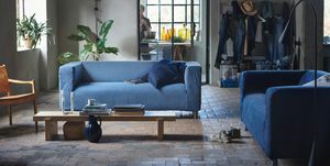 ikea meluncurkan sarung sofa yang terbuat dari denim daur ulang