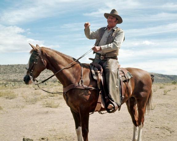 pemandangan aktor amerika john wayne 1907 1979 menunggang kuda dalam sebuah adegan dari film chisholm yang disutradarai oleh andrew v mclaglen, 1970 foto oleh koleksi layar perakgetty images