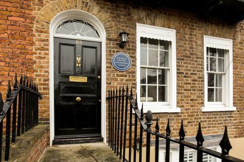 63 Kings Road - Windsor - AY Nutt - plak - Hamptons International