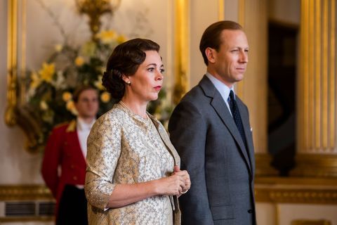 Olivia Colman sebagai Ratu Elizabeth di The Crown musim ketiga.