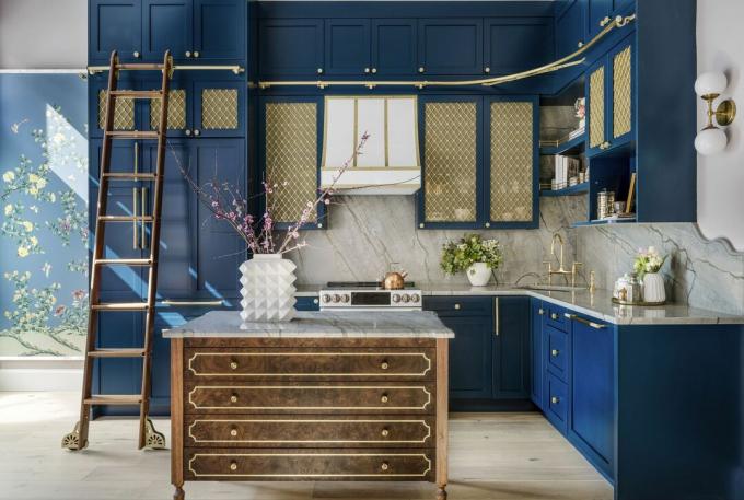 dapur biru dengan aksen kuningan