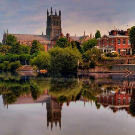 ini adalah bidikan katedral worcester di tepi sungai severn