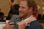 Anak yang menggemaskan menentang disabilitas untuk memeluk Pangeran Harry