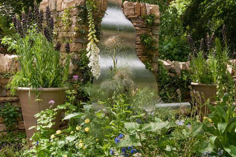 Taman Puisi Kekasih. Dirancang oleh: Fiona Cadwallader. RHS Chelsea Flower Show 2017