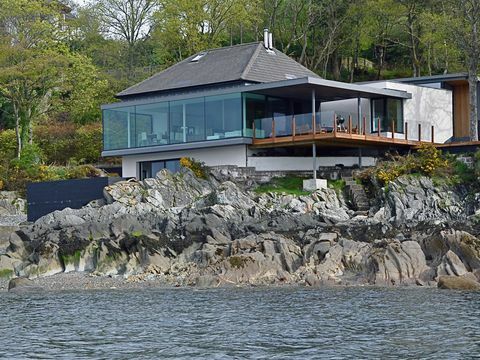 Cape Cove, rumah yang ditampilkan di BBC The Nest, difilmkan di Loch Long, tepat di luar Glasgow