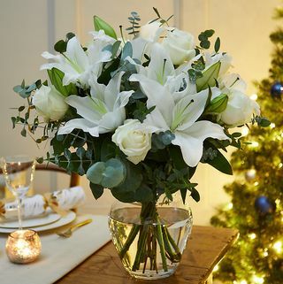 Winter White Rose & Lily Flowers Bouquet (Pengiriman mulai 18 November 2021)