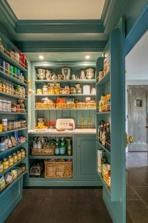 pantry, walk in scullery, lemari hijau, meja marmer dengan keran emas