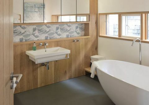 kamar mandi rumah pertanian modern
