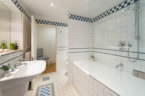 Empire House - Thurloe Place - London - kamar mandi - Strutt and Parker