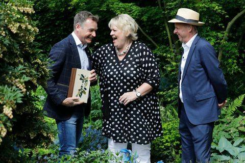 Chris Beardshaw, desainer taman, dihadiahkan dengan penghargaan untuk Best Show Garden di Chelsea Flower Show 2018