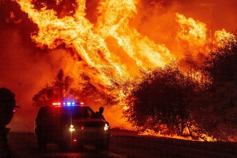 seorang petugas penegak hukum menyaksikan api meluncur ke udara saat api terus menyebar selama kebakaran beruang di oroville, california pada 9 september, Angin kering berbahaya tahun 2020 mengguncang rekor California yang memecahkan kebakaran hutan dan menyulut api baru, ketika ratusan orang dievakuasi dengan helikopter dan puluhan lainnya. ribuan orang jatuh ke dalam kegelapan oleh pemadaman listrik di seluruh bagian barat amerika serikat foto oleh josh edelson afp foto oleh josh edelsonafp via getty gambar-gambar