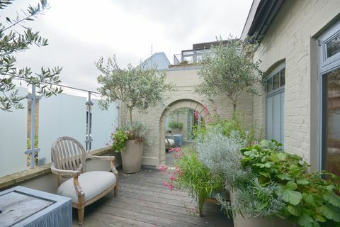 Camden Mews - patio - Savills - properti - Suggs