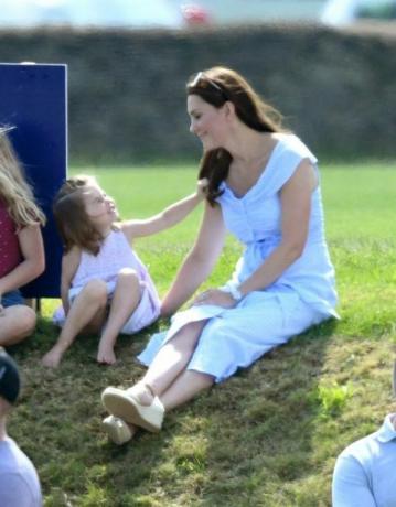 Prince George dan Princess Charlotte Mainkan dengan Kate Middleton