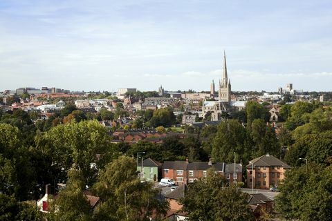 pemandangan kota norwich, di norfolk, inggris, dari kandang tikus, bangunan landmark utama yang terlihat di sini dari kiri ke kanan, gereja st peter mancroft, balai kota norwich, katedral norwich dan norwich katolik katolik roma banyak bangunan kuno juga bisa terlihat