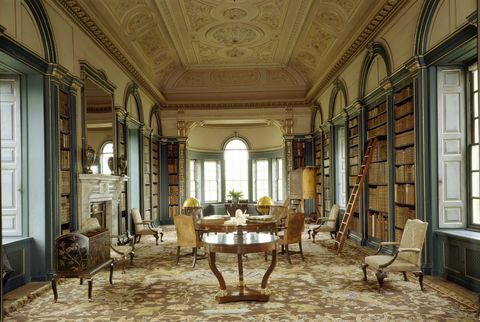 pemandangan perpustakaan dari pintu ruang buku melihat ke jendela di aula wimpole, cambridgeshire