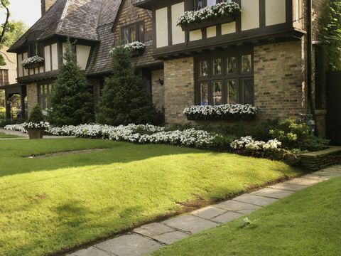 Pemandangan eksterior rumah dan taman depan di musim panas, Toronto, Ontario, Kanada