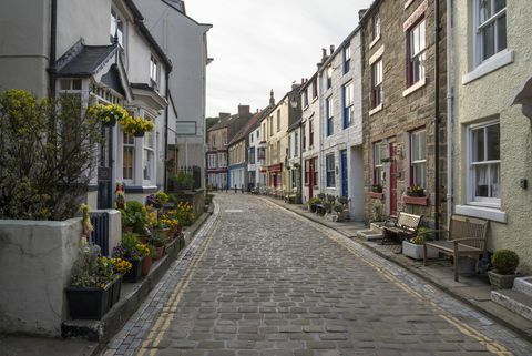 Jalan utama di desa Staithes, Yorkshire Utara, Inggris