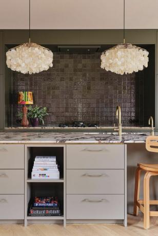 amsterdam rumah aktor carice van houten dirancang oleh nicole dohmen dari atelier dan dapur interior nada bersahaja meskipun ungu masih muncul di marmer calacatta counter backsplash tile intercodam pendants verpan cabinetry custom cat hijau tak terlihat, small greene cabinets mouse’s back, farrow ball island cooktop pitt faucet memasak quooker