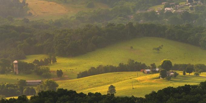 matahari terbit berkabut di atas perbukitan hijau middlesboro, kentucky